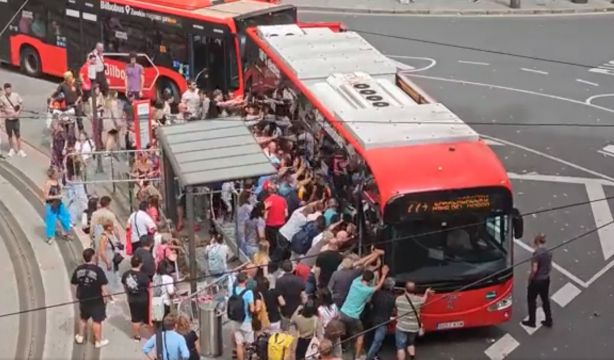 Decenas de personas se unen en Bilbao para rescatar a un hombre mayor atrapado bajo un autobús