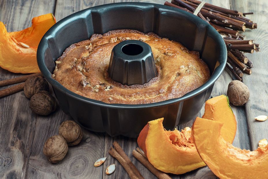 Receta de bizcocho de calabaza y una versión gourmet de tarta, con hinojo y palo dulcebigstock