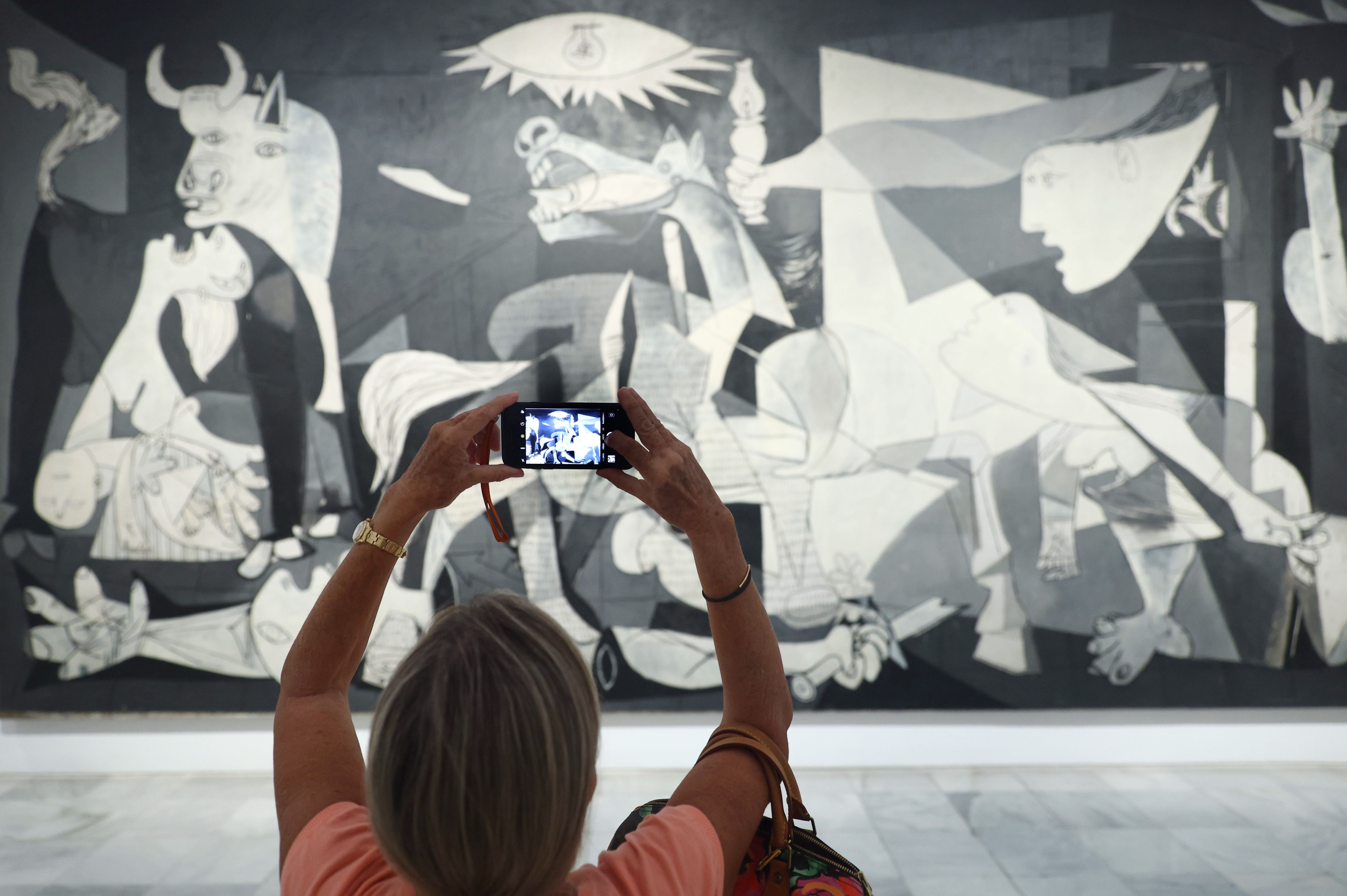 El Museo Reina Sofía ya permite a los visitantes hacer fotos al 'Guernica'. Foto: Europa Press