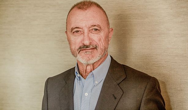 Pérez-Reverte presenta su nueva novela, 'El problema final', con la que homenajea a Sherlock Holmes. Foto: Europa Press