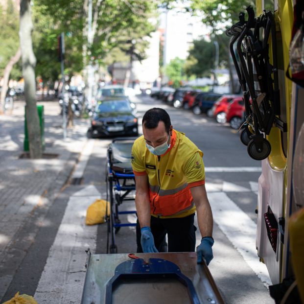 EuropaPress 2847096 tecnico sistema emergencias medicas sem generalitat cataluna mete camilla