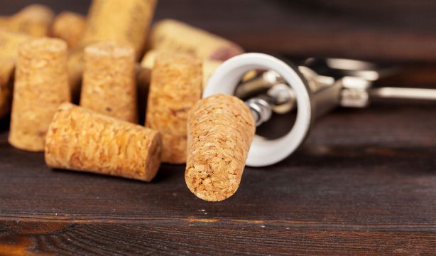 El truco para no romper el corcho de la botella de vino al abrirla