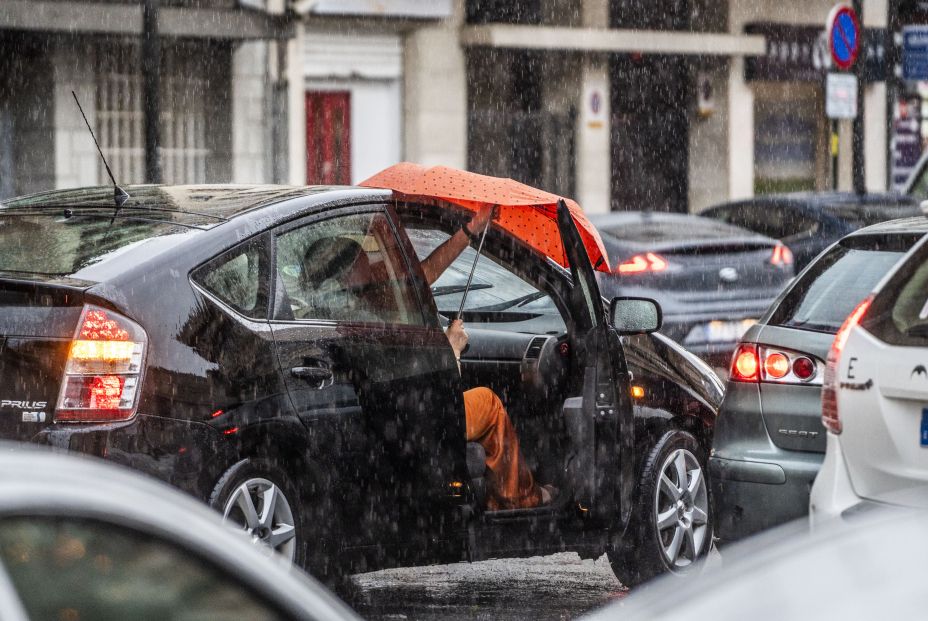 EuropaPress 5310539 sube coche lluvia julio 2023 valencia comunidad valenciana espana agencia