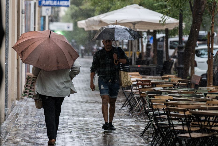 EuropaPress 5416153 varias personas resguardan lluvia paraguas septiembre 2023 madrid espana