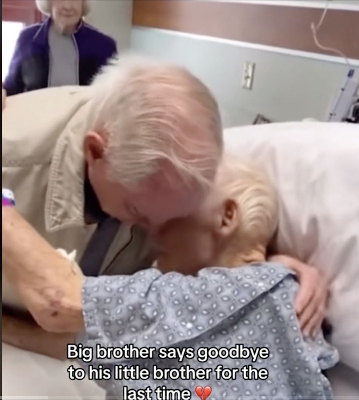 VÍDEO: El emotivo abrazo de despedida entre dos hermanos nonagenarios: "Te quiero"