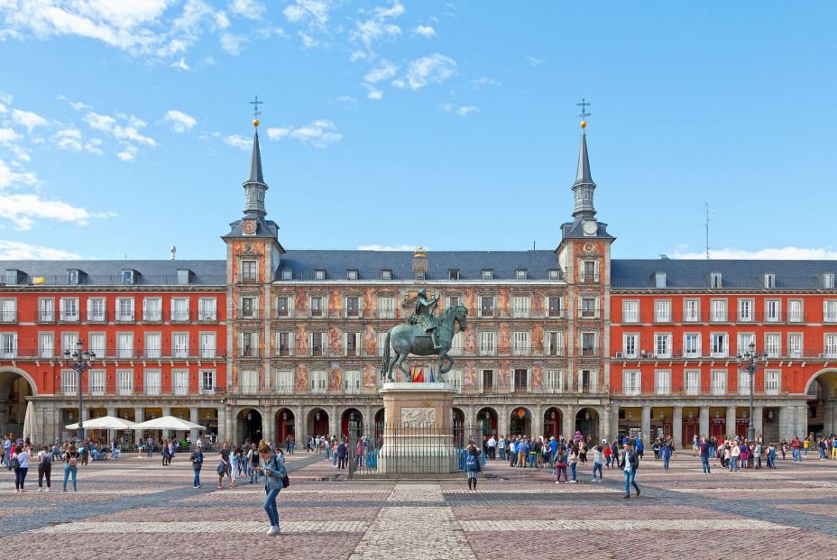 Ruta por las plazas mayores más bonitas de Madrid con recomendaciones para… ¡comérselas!. Foto: bigstock