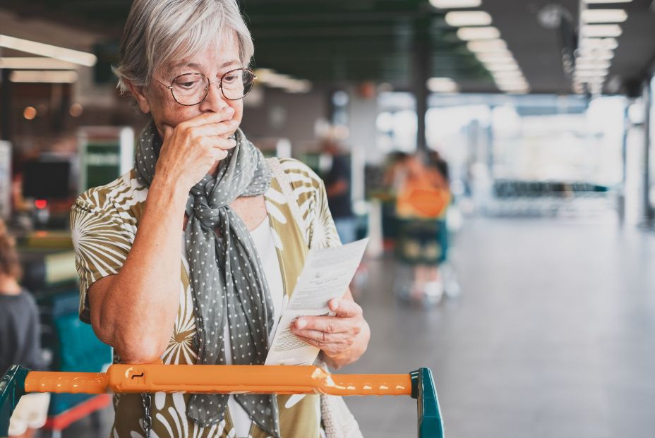 El "drama" de muchos mayores para hacer la compra: "Las pensiones no suben tanto como los alimentos". Foto: Bigstock