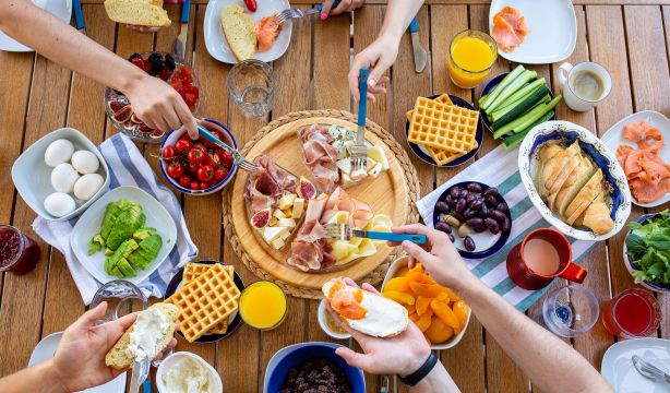 No es suficiente con fruta o yogur: la cena que recomienda Harvard