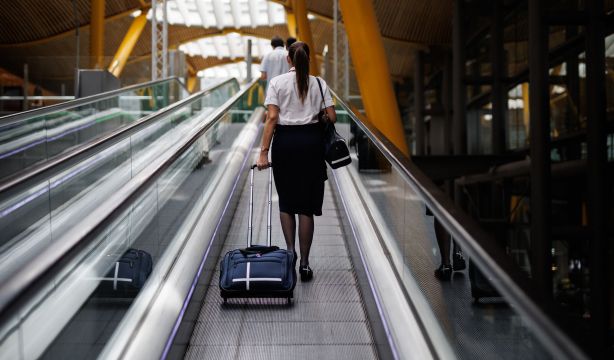 Gobierno y sindicatos negocian mejorar la jubilación de azafatas y la viudedad de parejas de hecho