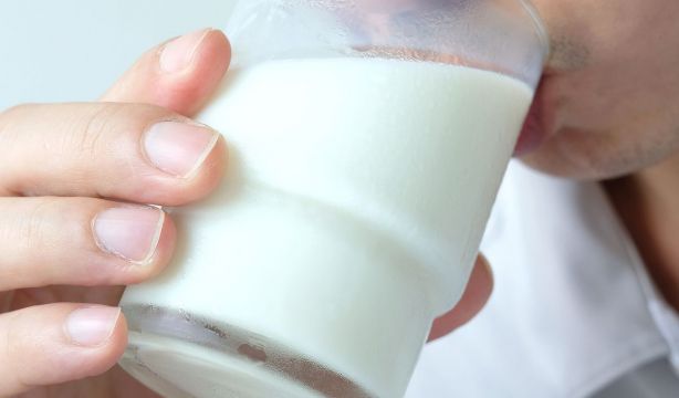 ¿Tiene más calcio y es más nutritiva la leche desnatada?