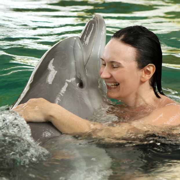 La terapia con delfines favorece la autoestima y la concentración de mayores con trastornos de salud