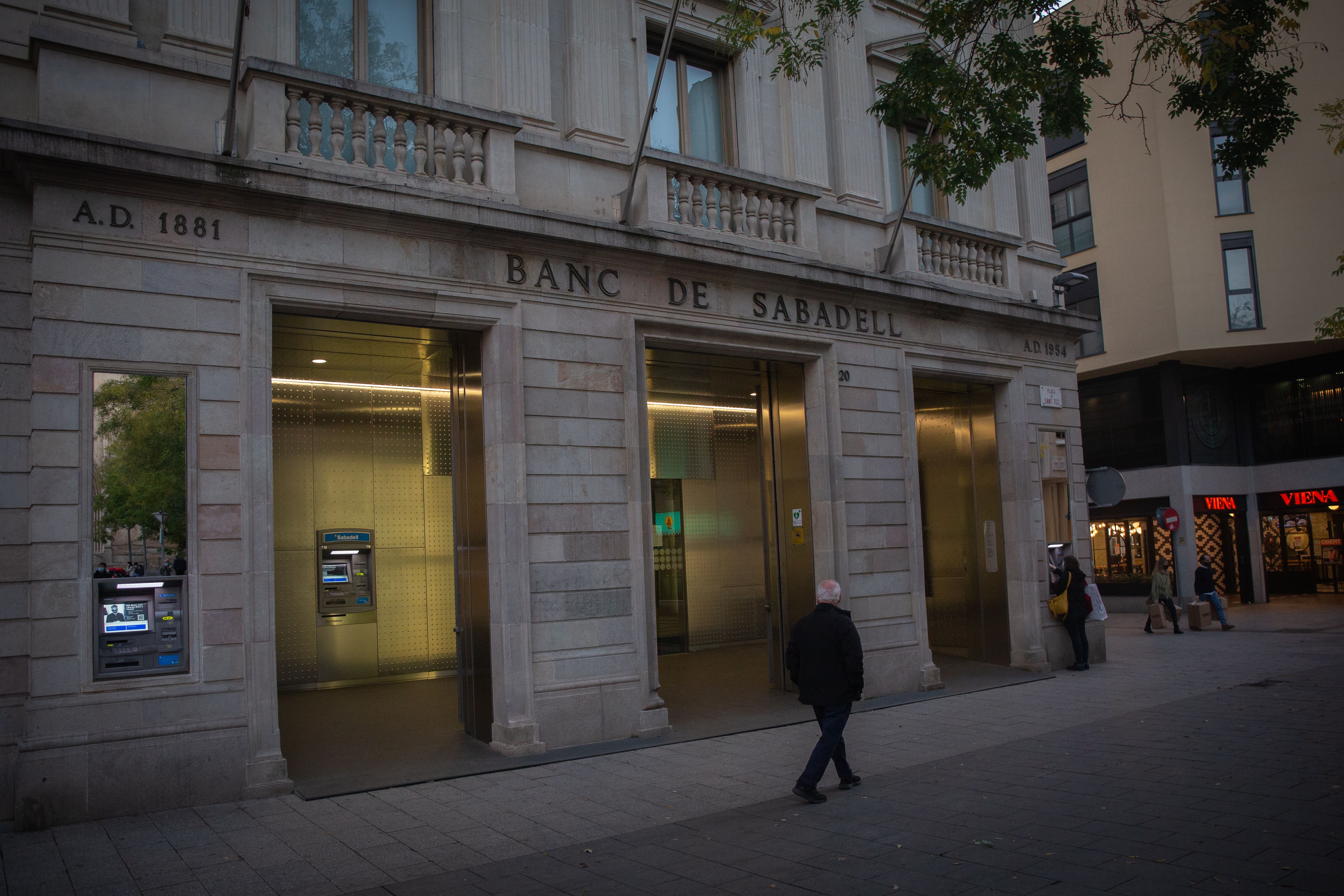 Septiembre trae un nuevo sablazo de Banco Sabadell: comisión de hasta 60 euros por la cuenta. Foto: EuropaPress