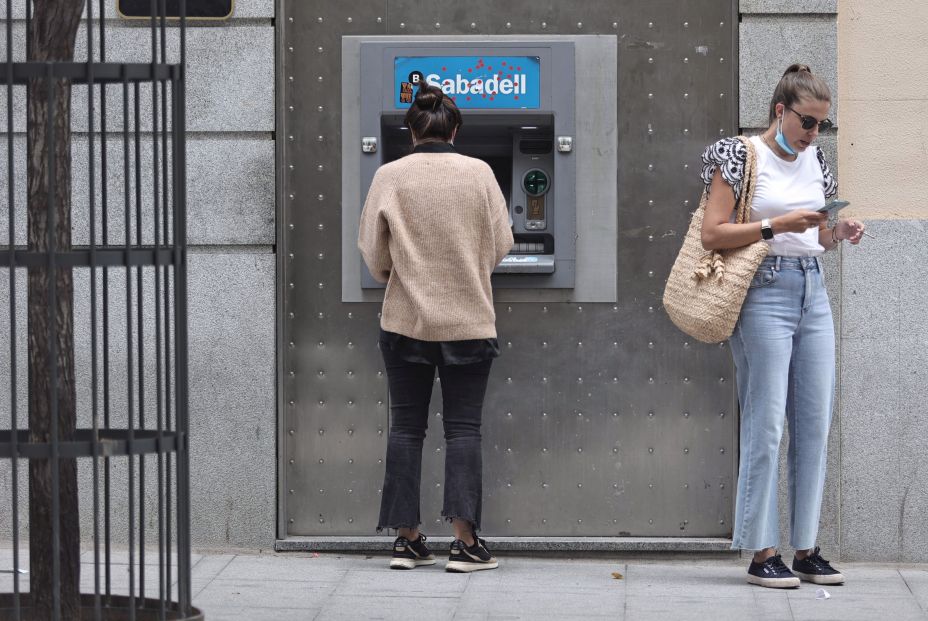 Septiembre trae un nuevo sablazo de Banco Sabadell: comisión de hasta 60 euros por la cuenta. Foto: EuropaPress