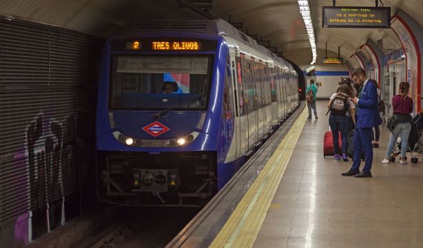 El Metro de Madrid aclara por qué no hay relojes en los vagones y andenes