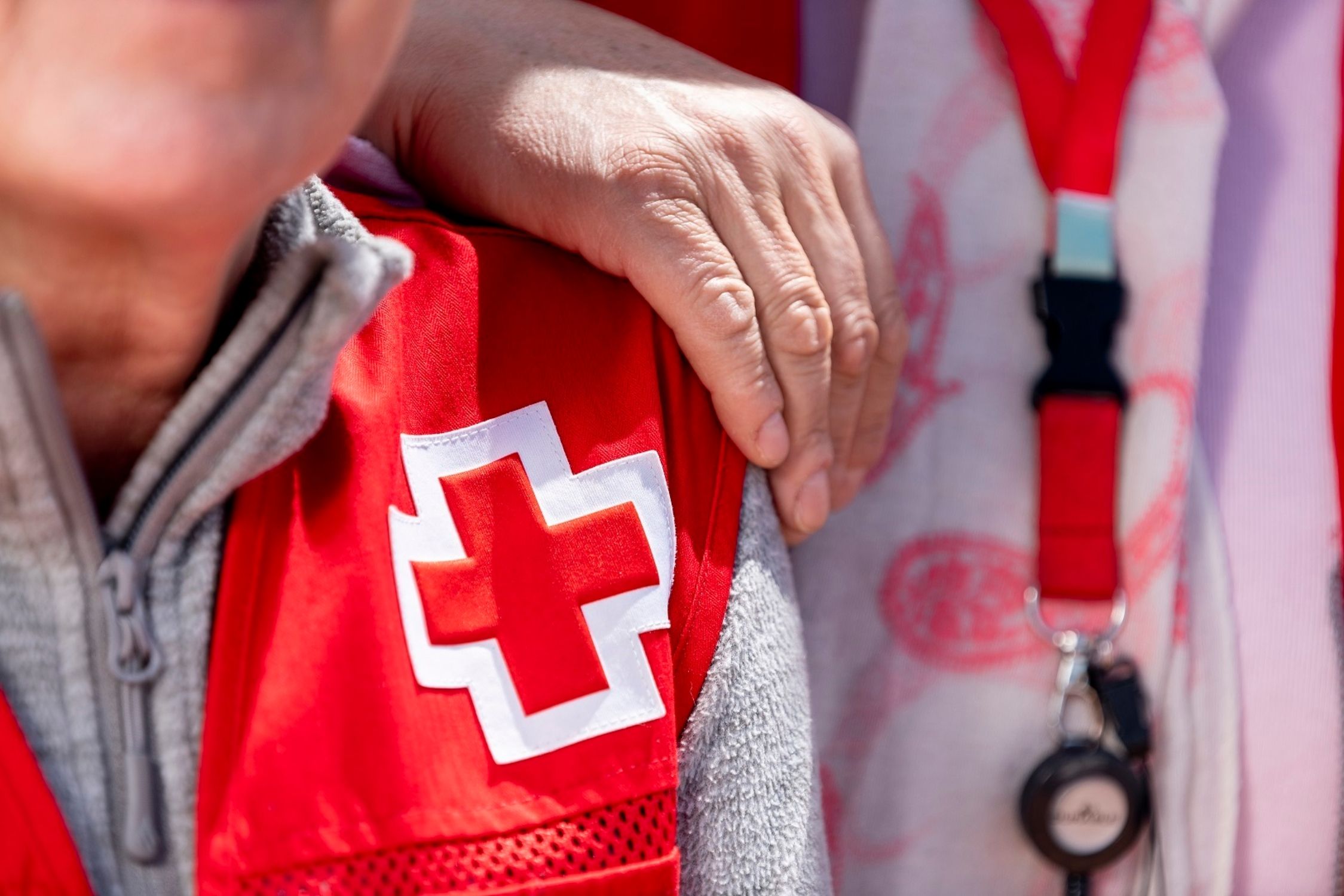 El programa contra la soledad no deseada de Cruz Roja atiende más de 8.000 consultas su primer año. Foto: Europa Press