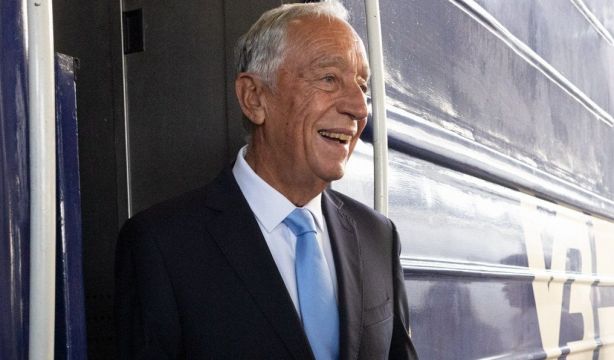 Polémica en Portugal por el comentario machista del presidente sobre el escote de una joven