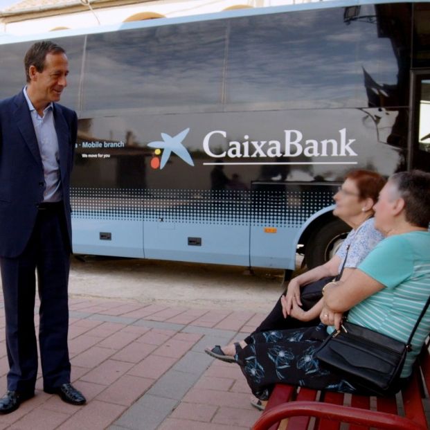 Caixabank reivindica su compromiso con la inclusión financiera en poblaciones rurales