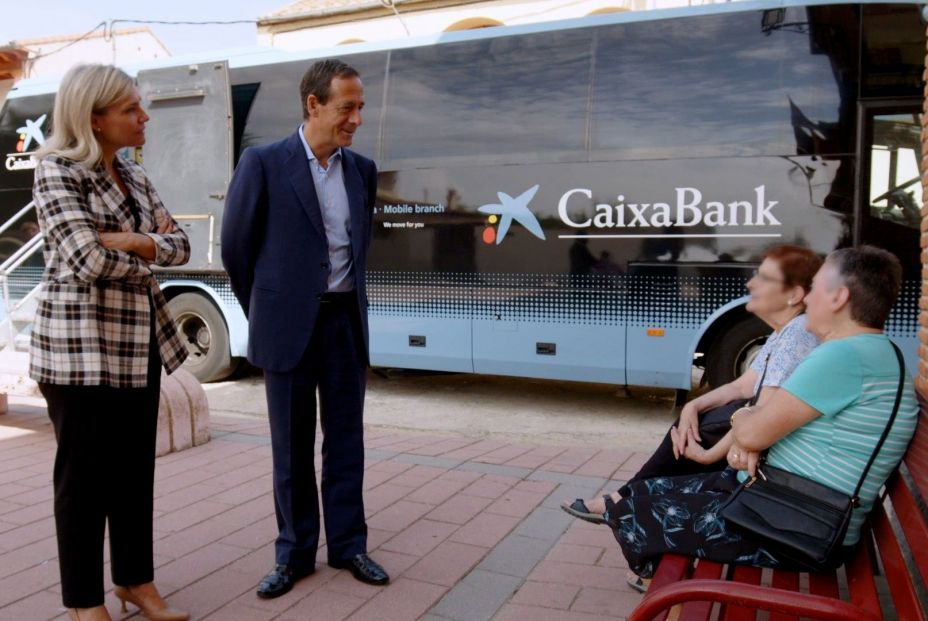 Caixabank reivindica su compromiso con la inclusión financiera en poblaciones rurales