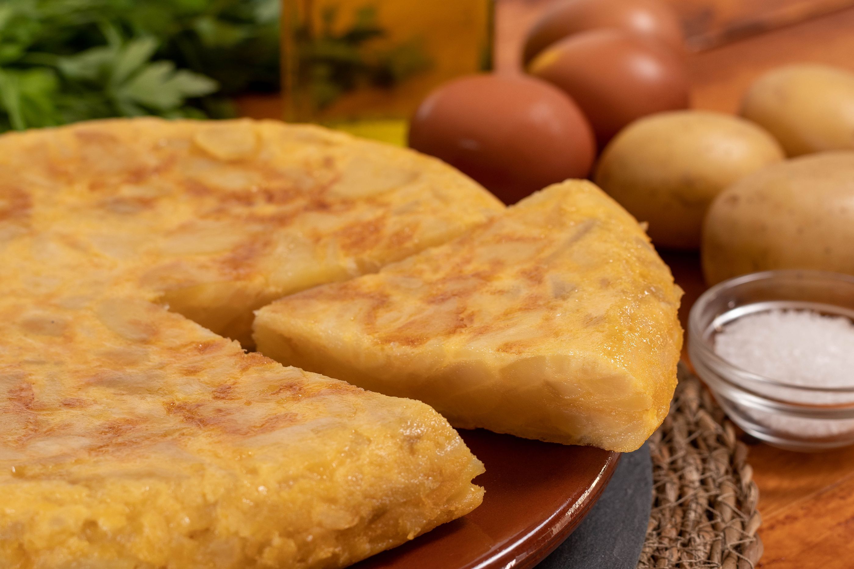 El CIS zanja por fin el debate: ¿cómo prefieren los españoles la tortilla de patata?. Foto: Bigstock