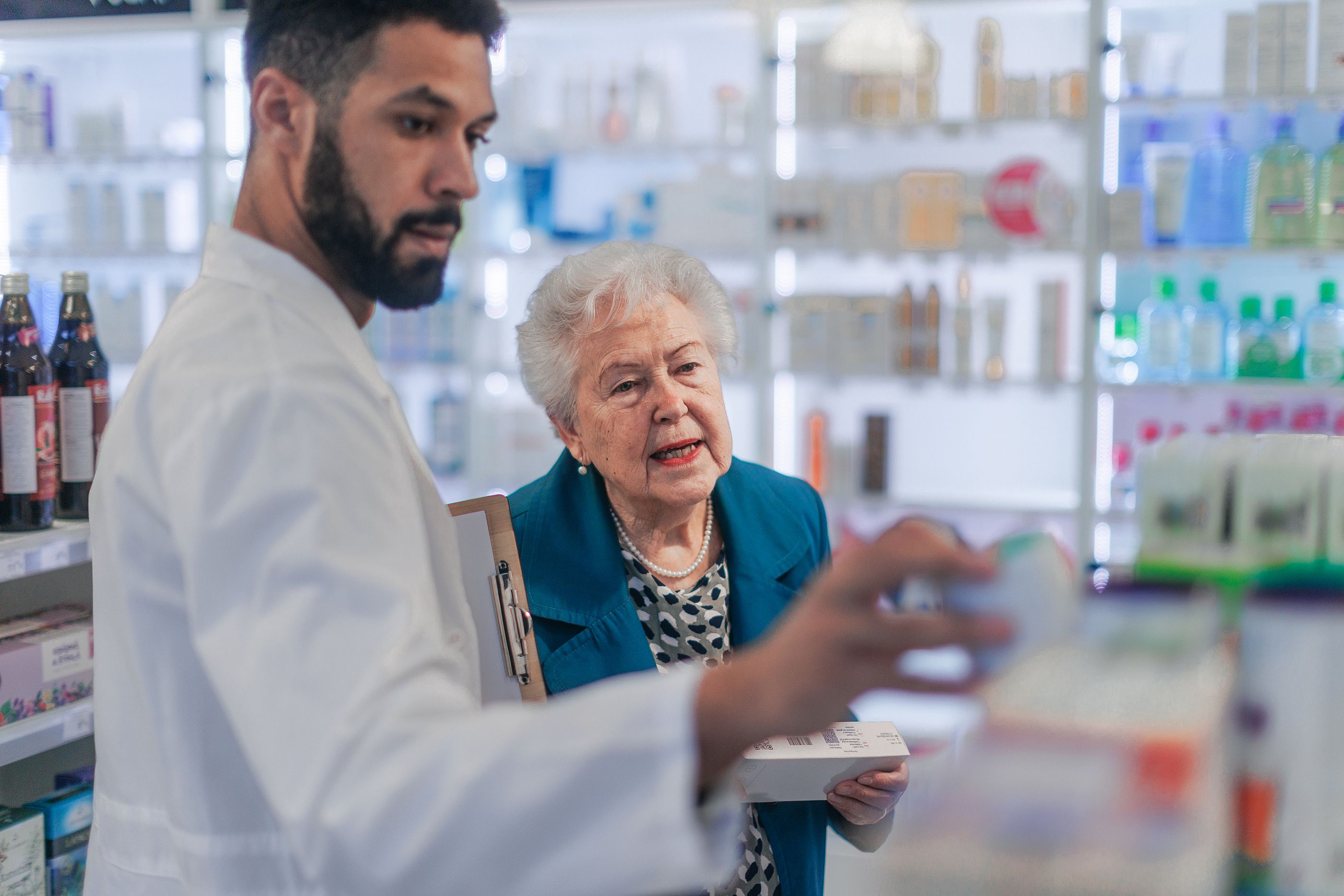 Gijón también detectará la soledad no deseada de los mayores en las farmacias. Foto: BIgstock