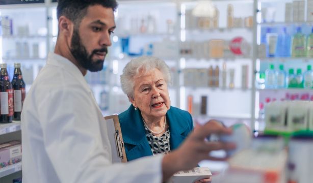 Gijón también detectará la soledad no deseada de los mayores en las farmacias. Foto: BIgstock