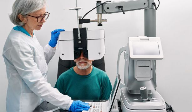 Un examen ocular podría revelar si una persona padece el síndrome del Covid largo