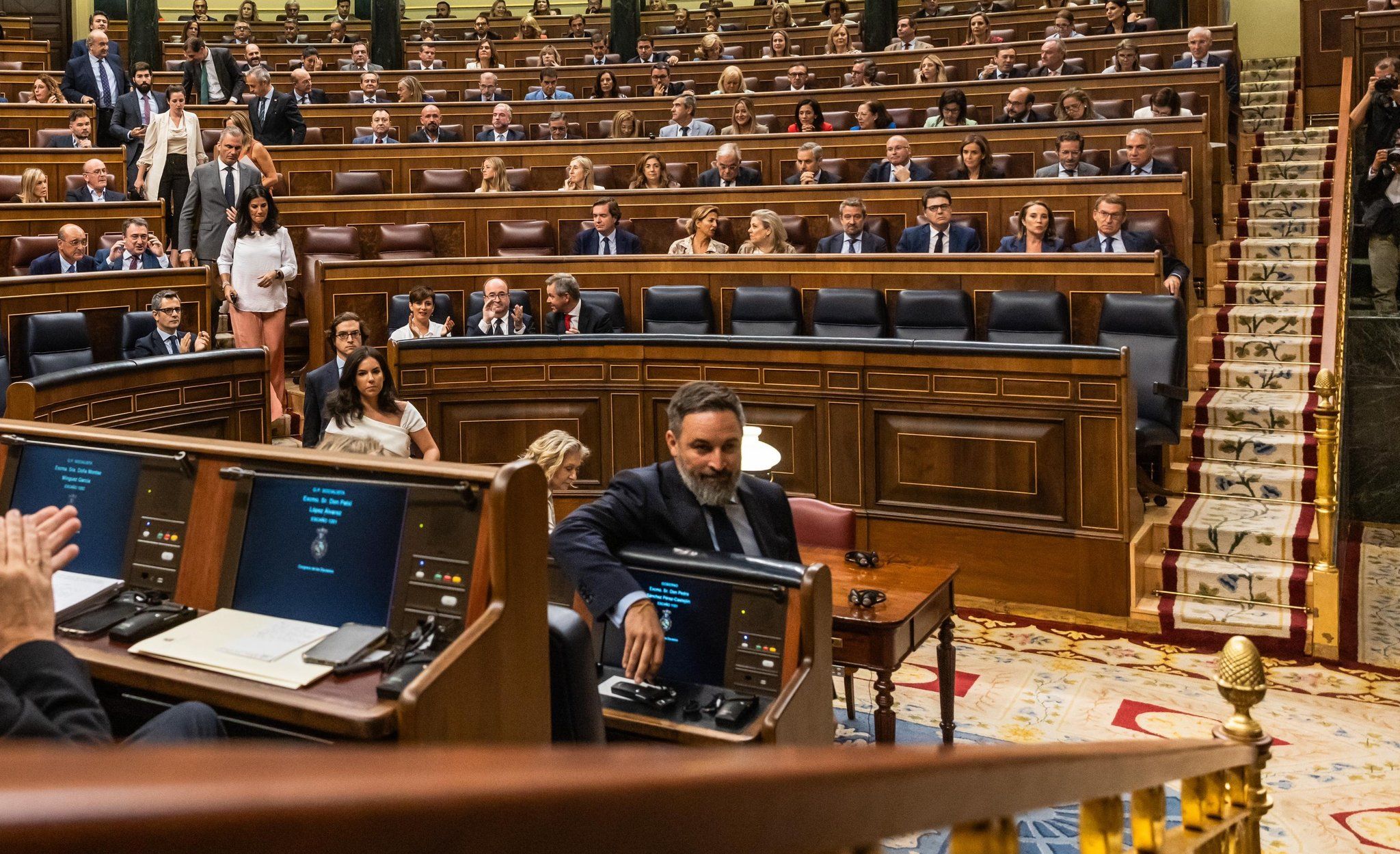 Los diputados de Vox se marchan del pleno y dejan los pinganillos en el escaño de Sánchez