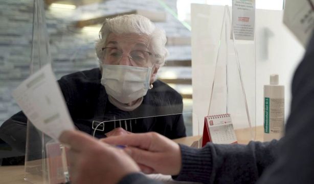 A examen las medidas de la banca para los mayores, una por una: "Me siento frustrado"