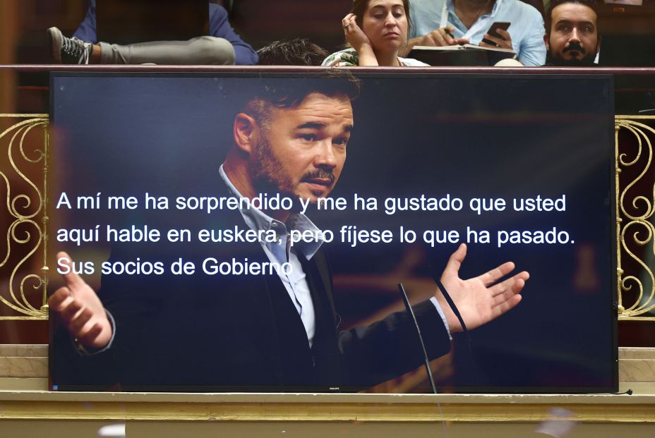 Los diputados de Vox se marchan del pleno y dejan los pinganillos en el escaño de Sánchez