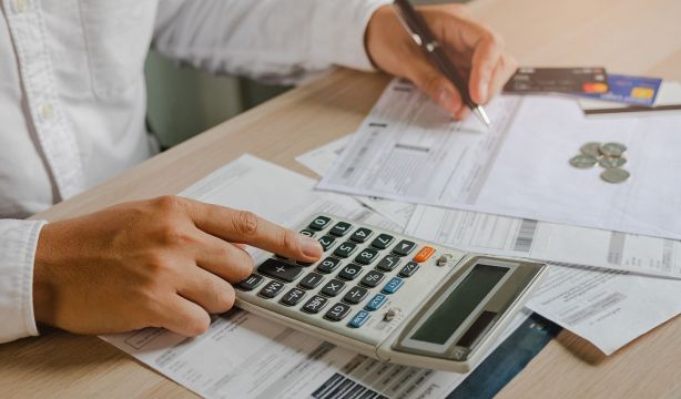 El pago del alquiler supone casi un 43% del salario de los españoles y la hipoteca un 26%