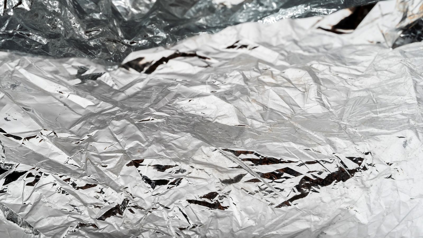 El truco del papel de aluminio para quitar el hielo del congelador