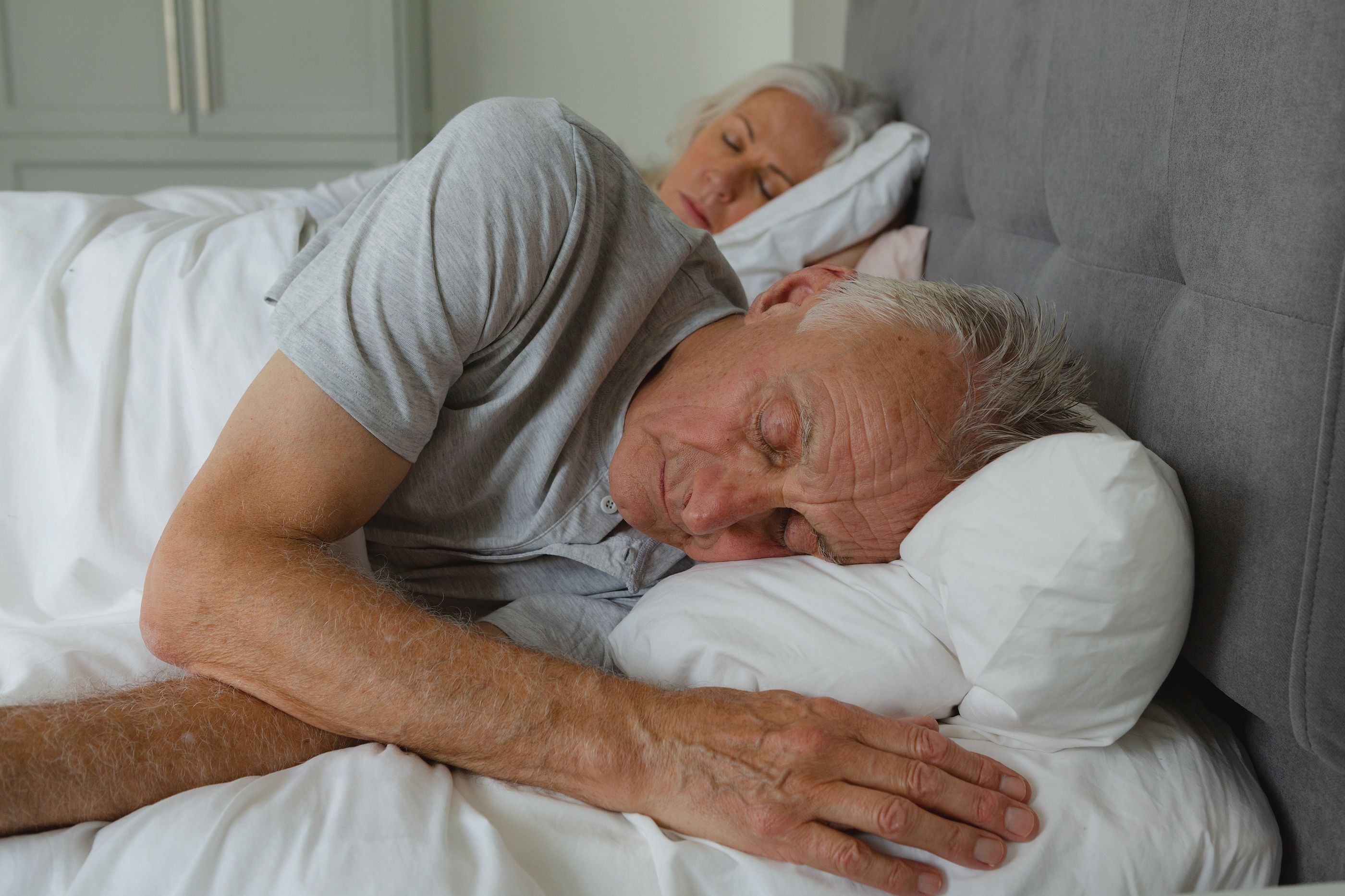 ¿Por qué las personas mayores duermen menos que los jóvenes?