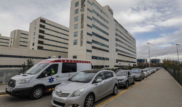 Un hombre de 92 años sufre quemaduras graves tras dejarle horas en la terraza de la residencia