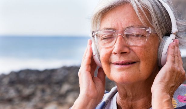 ¿Cómo influye la musicoterapia en las personas con demencia? Foto: bigstock