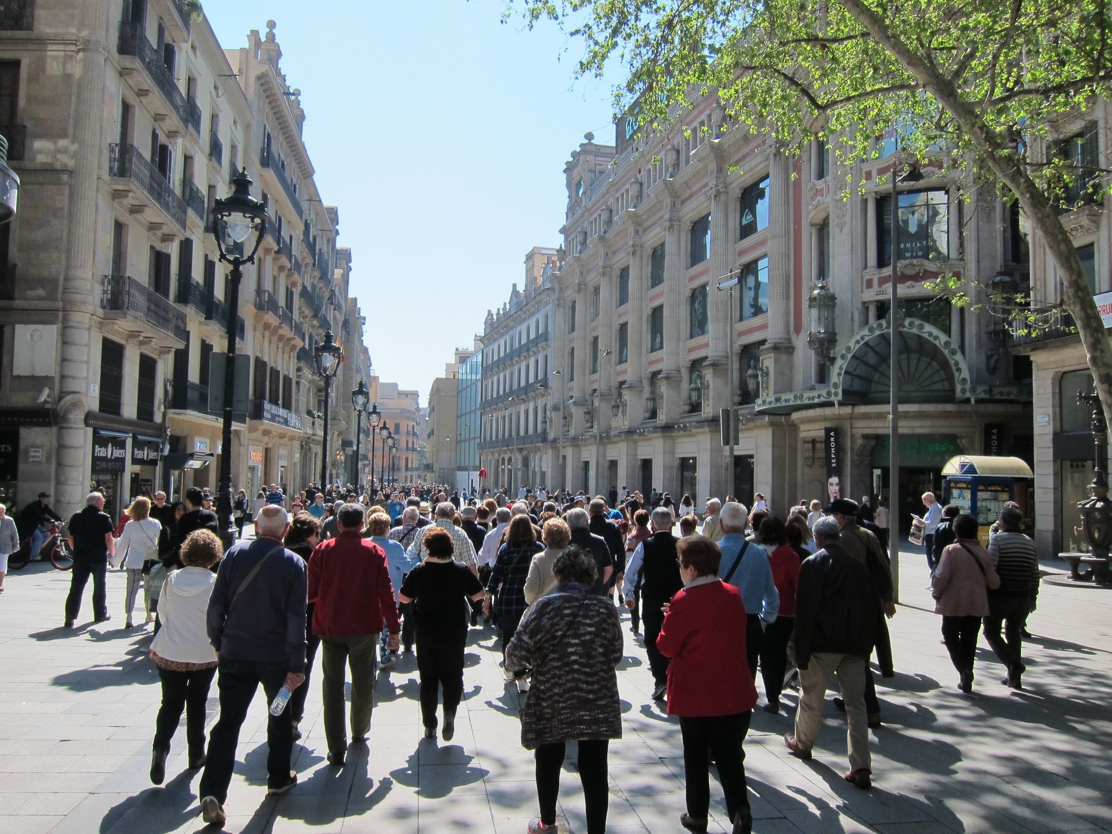 Victorias de los mayores en la revolución sénior: banca, pensiones y hasta la DGT