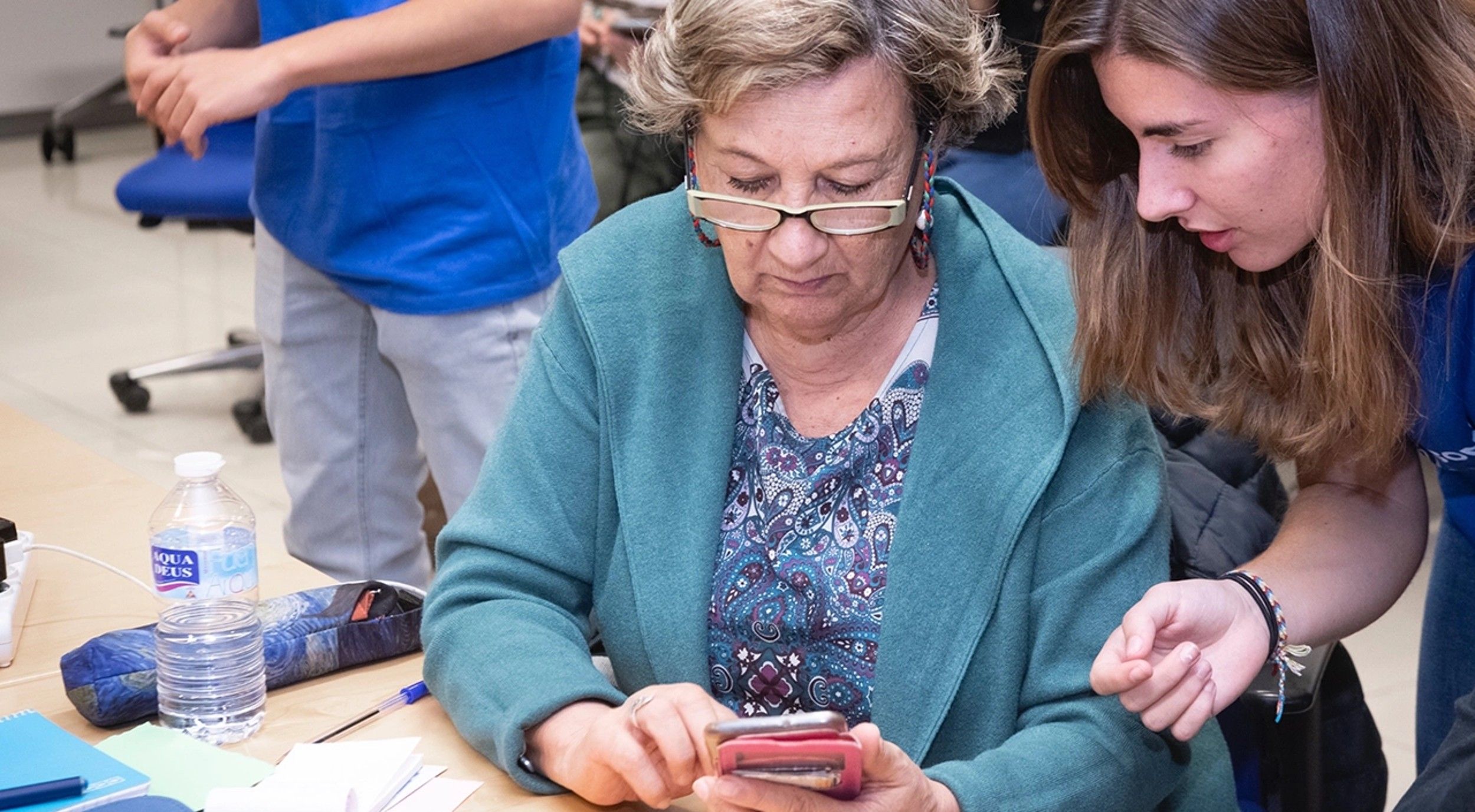 Fundación Telefónica lanza 'Reconectados' para impulsar las competencias digitales de los mayores