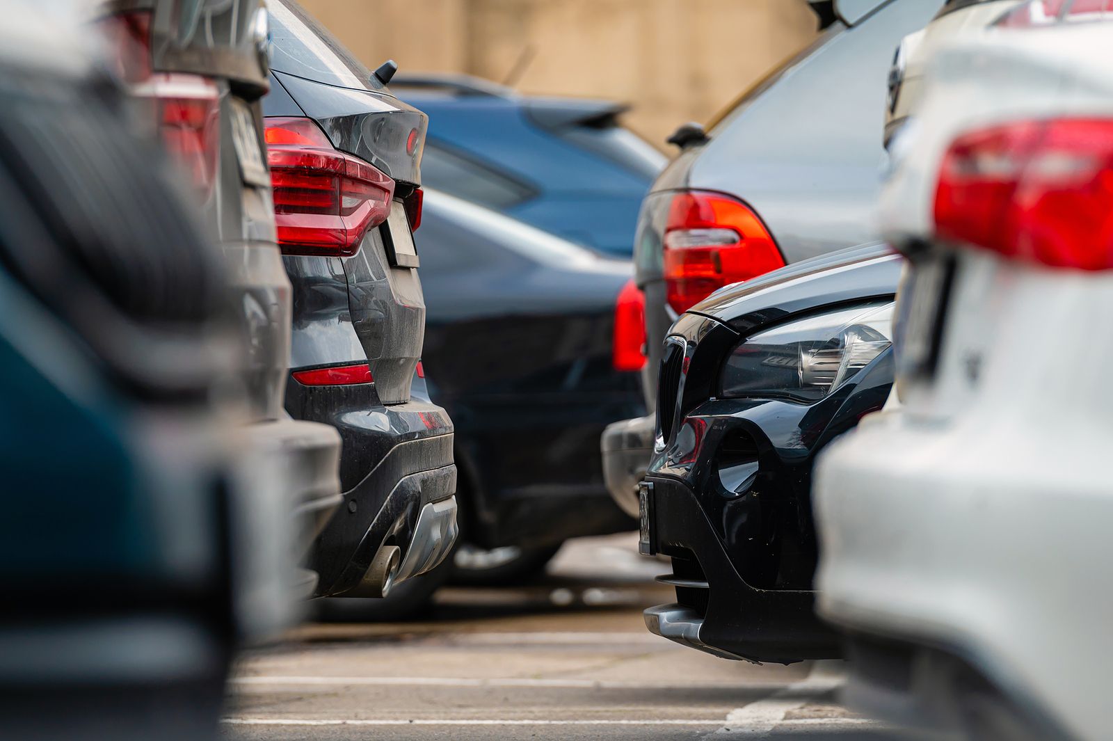 ¿Problemas para aparcar en línea? La DGT explica en un vídeo la mejor manera de hacerlo 