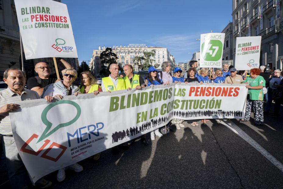 EuropaPress 5466758 varias personas pancarta reza blindemos pensiones constitucion