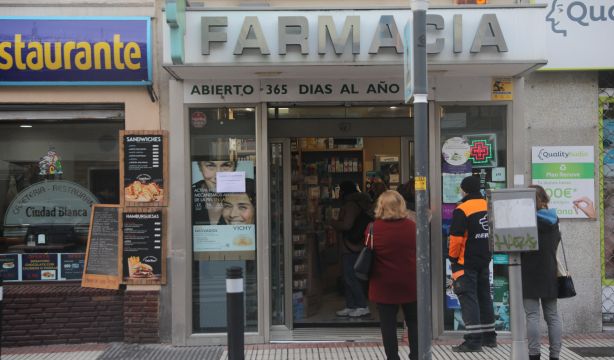 EuropaPress 4162076 varias personas hacen cola farmacia adquirir test antigenos 23 diciembre
