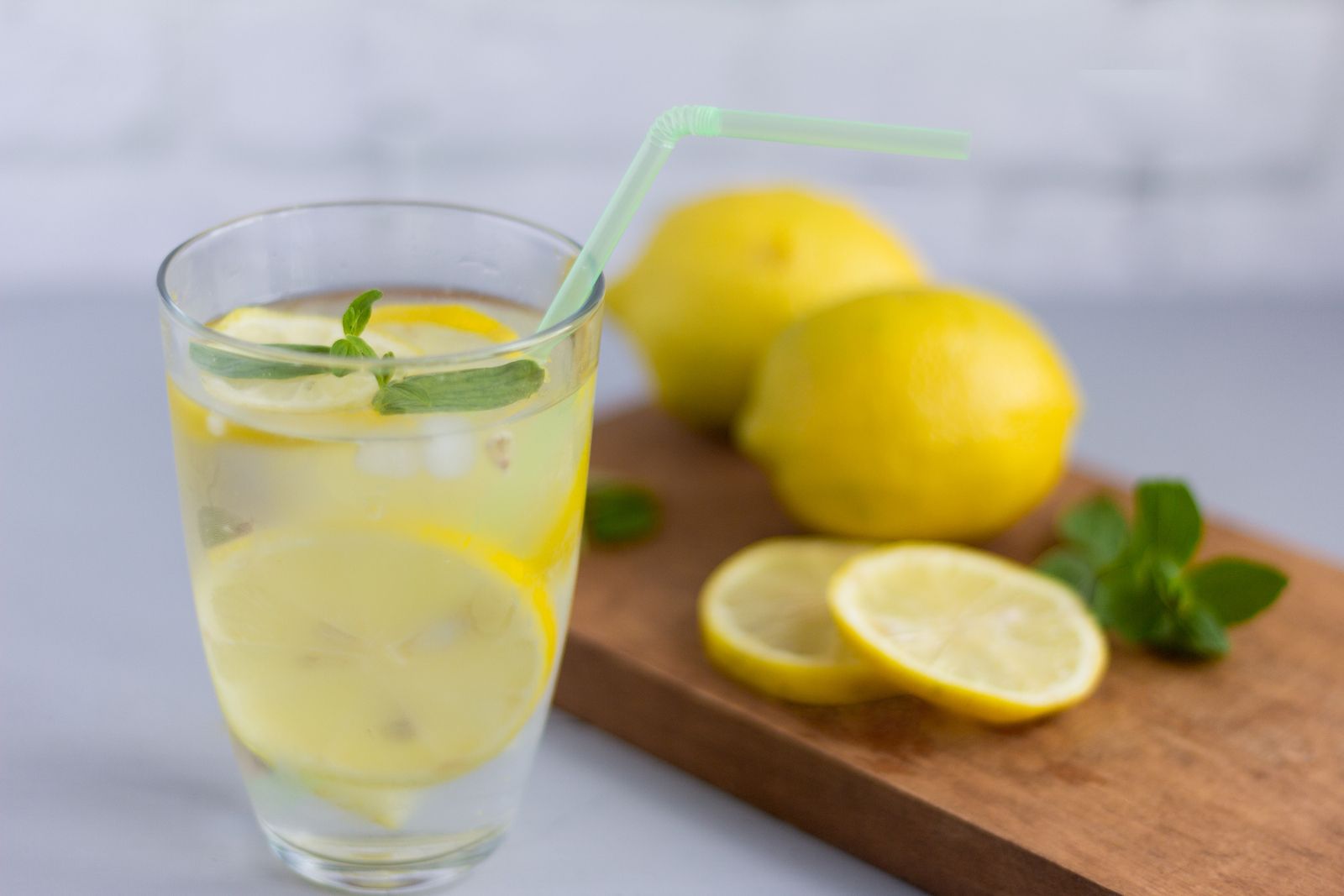 ¿Realmente es beneficioso para una persona mayor beber agua con limón por las mañanas?