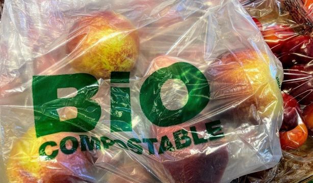 Las bolsas biodegradables son más tóxicas que las de plástico convencionales, según un estudio