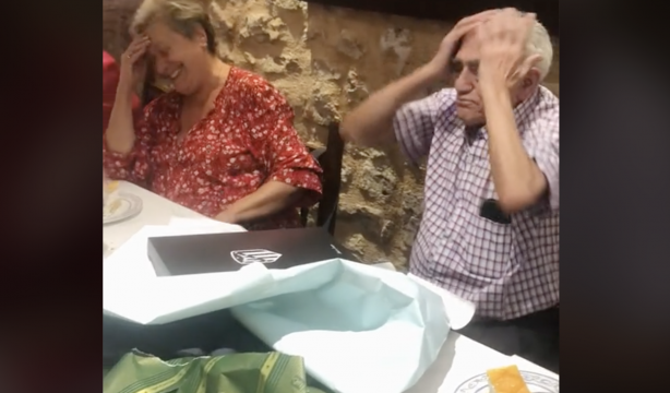 La tierna reacción de un hombre de 90 años al que le regalan una camiseta del Atlético de Madrid