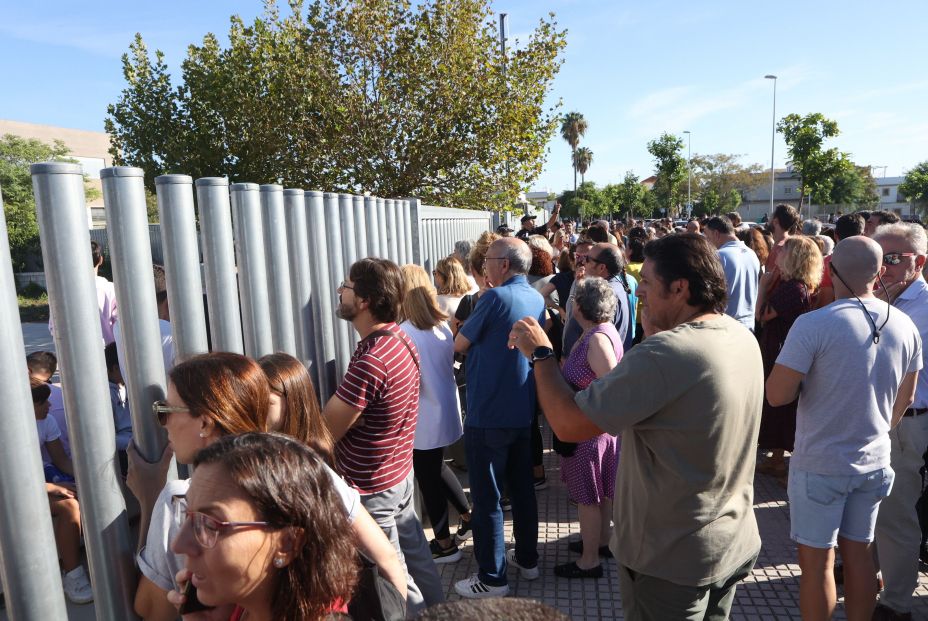 EuropaPress 5469450 padres familiares alumnos puertas instituto educacion secundaria ies elena EuropaPress 5469450 padres familiares alumnos puertas instituto educacion secundaria ies elena