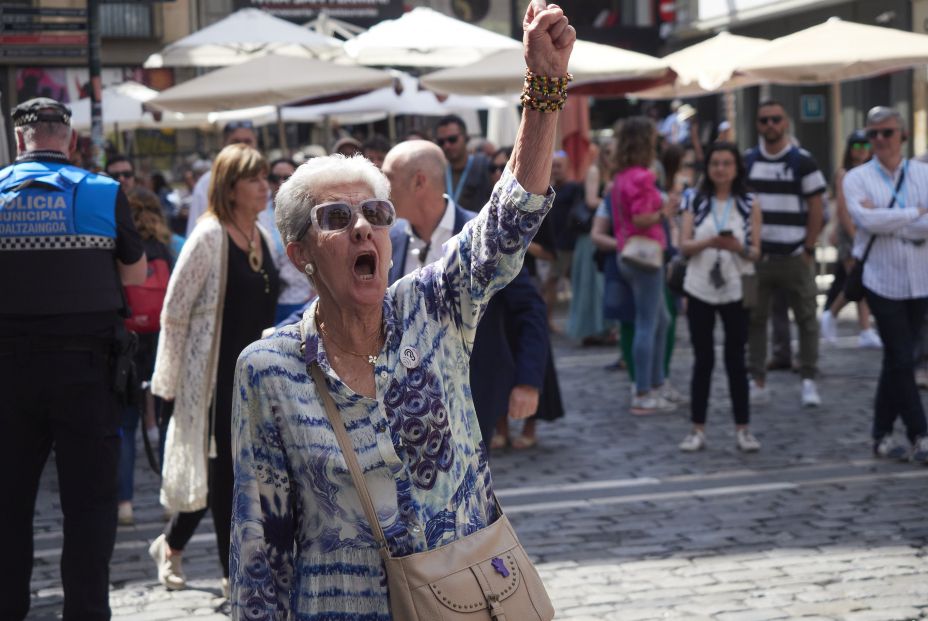 Ser mujer mayor en el siglo XXI: más riesgo de soledad, pensiones bajas y peores diagnósticos