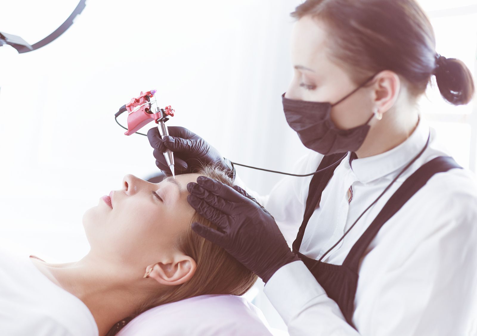 La técnica de microblading para el diseño de cejas