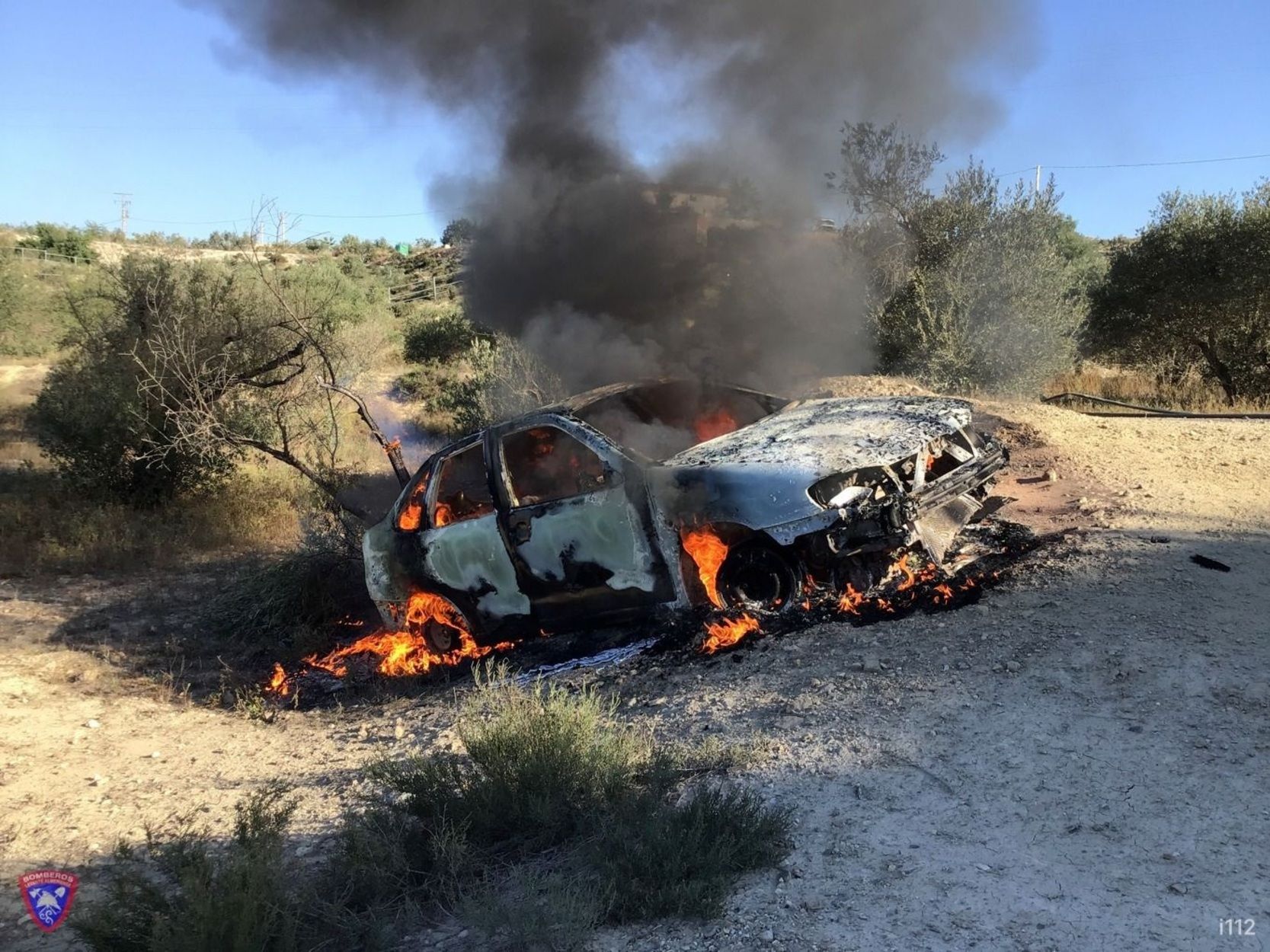 Hallan el cuerpo sin vida de una persona dentro de un coche incendidado