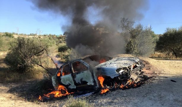 Hallan el cuerpo sin vida de una persona dentro de un coche incendidado