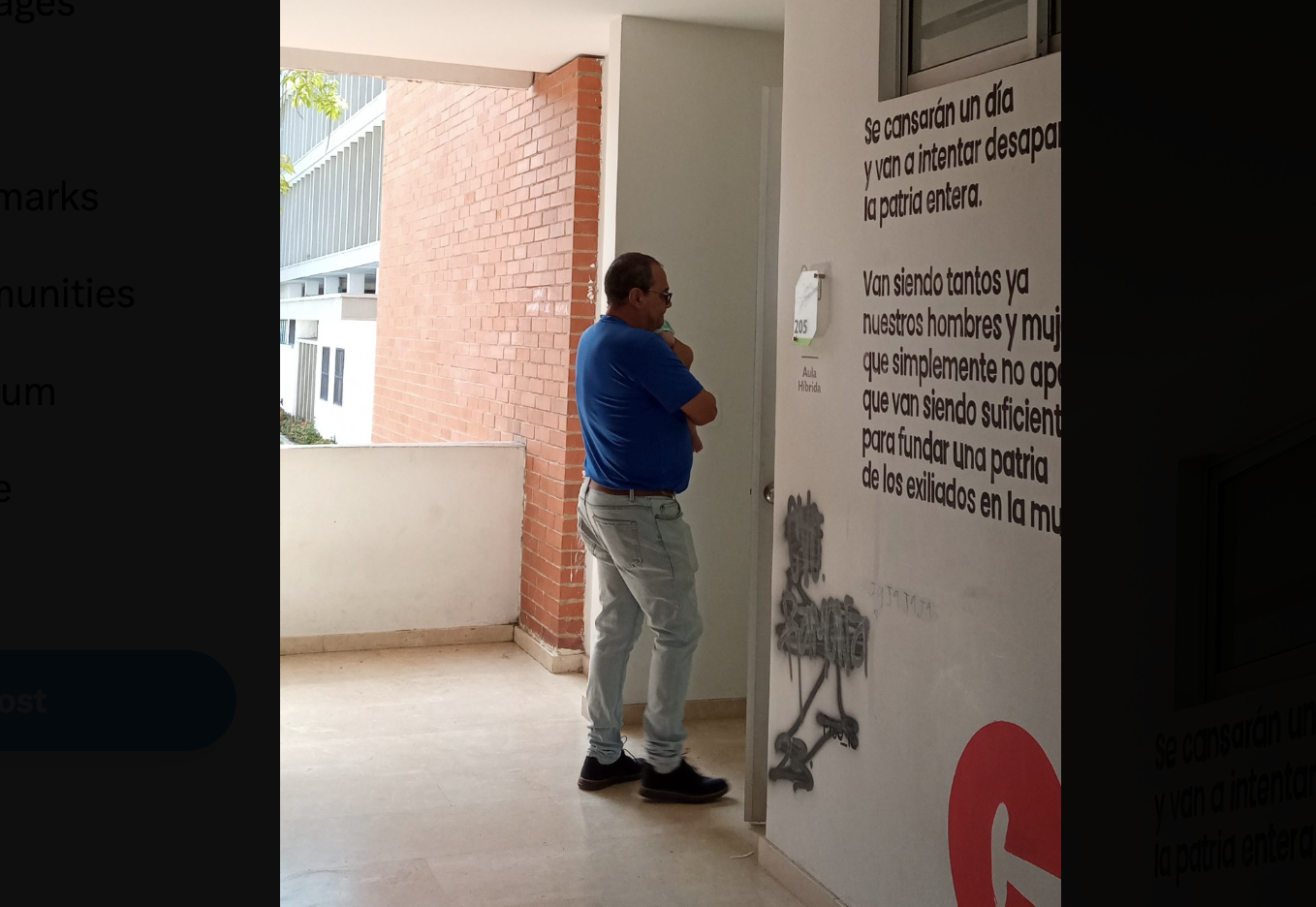 El gesto de un profesor con una de sus alumnas en pleno examen que se ha hecho viral El gesto de un profesor con una de sus alumnas en pleno examen que se ha hecho viral