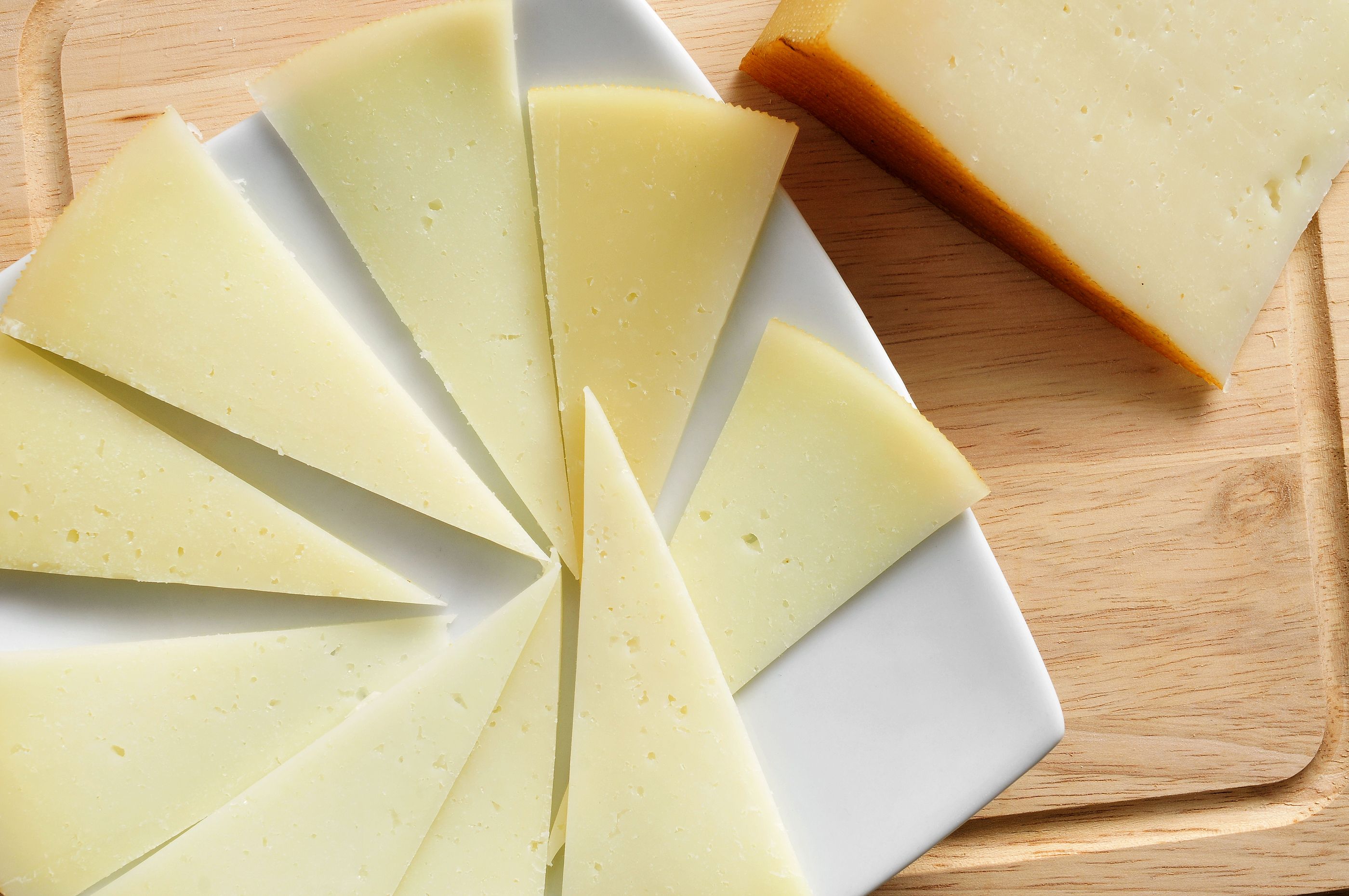 La OCU revela cuáles son los mejores quesos semicurados de mezcla del supermercado. Foto: Bigstock