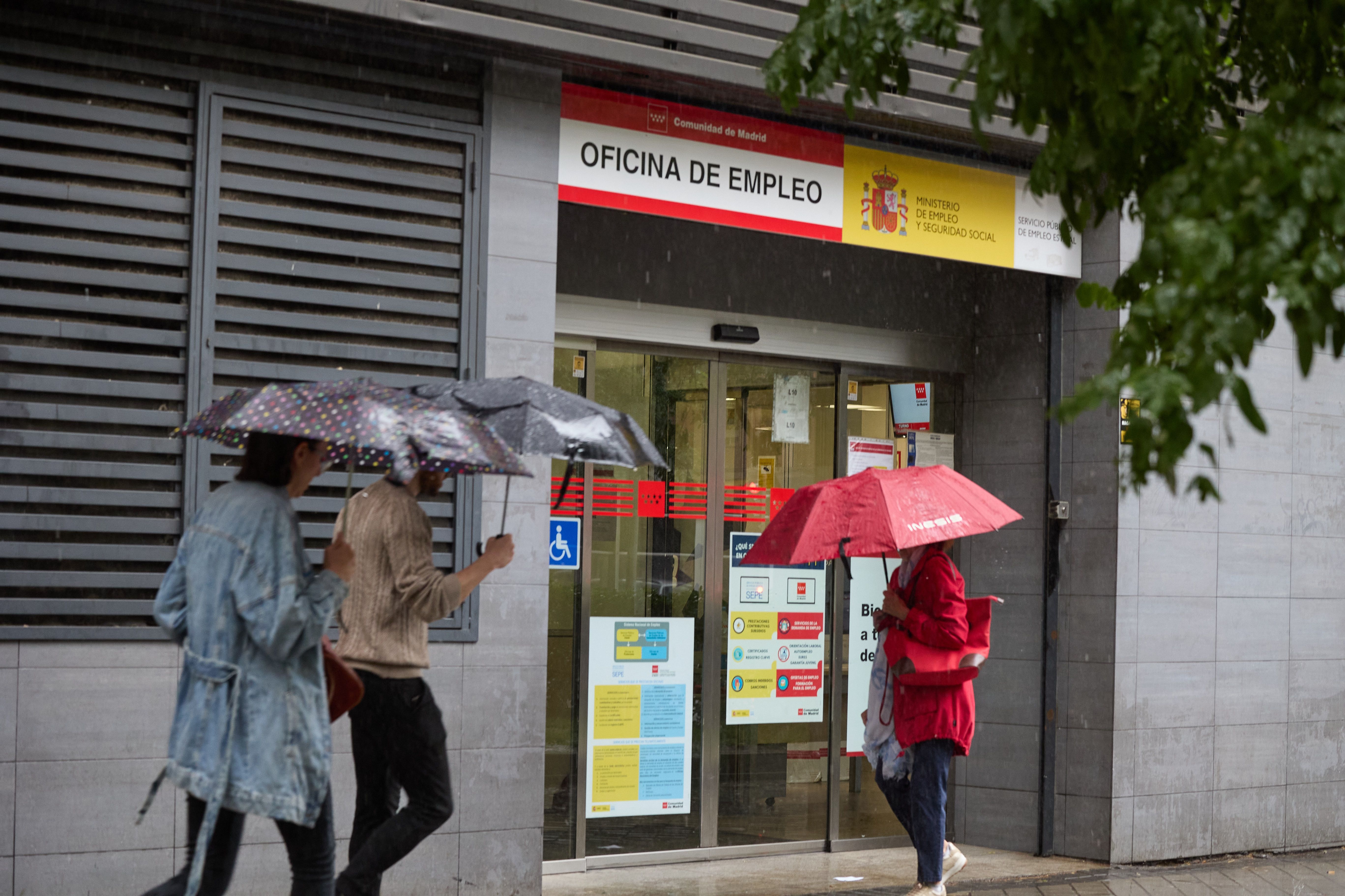 España crea 18.295 empleos en septiembre pero el paro sube en 19.768 personas España crea 18.295 empleos en septiembre pero el paro sube en 19.768 personas